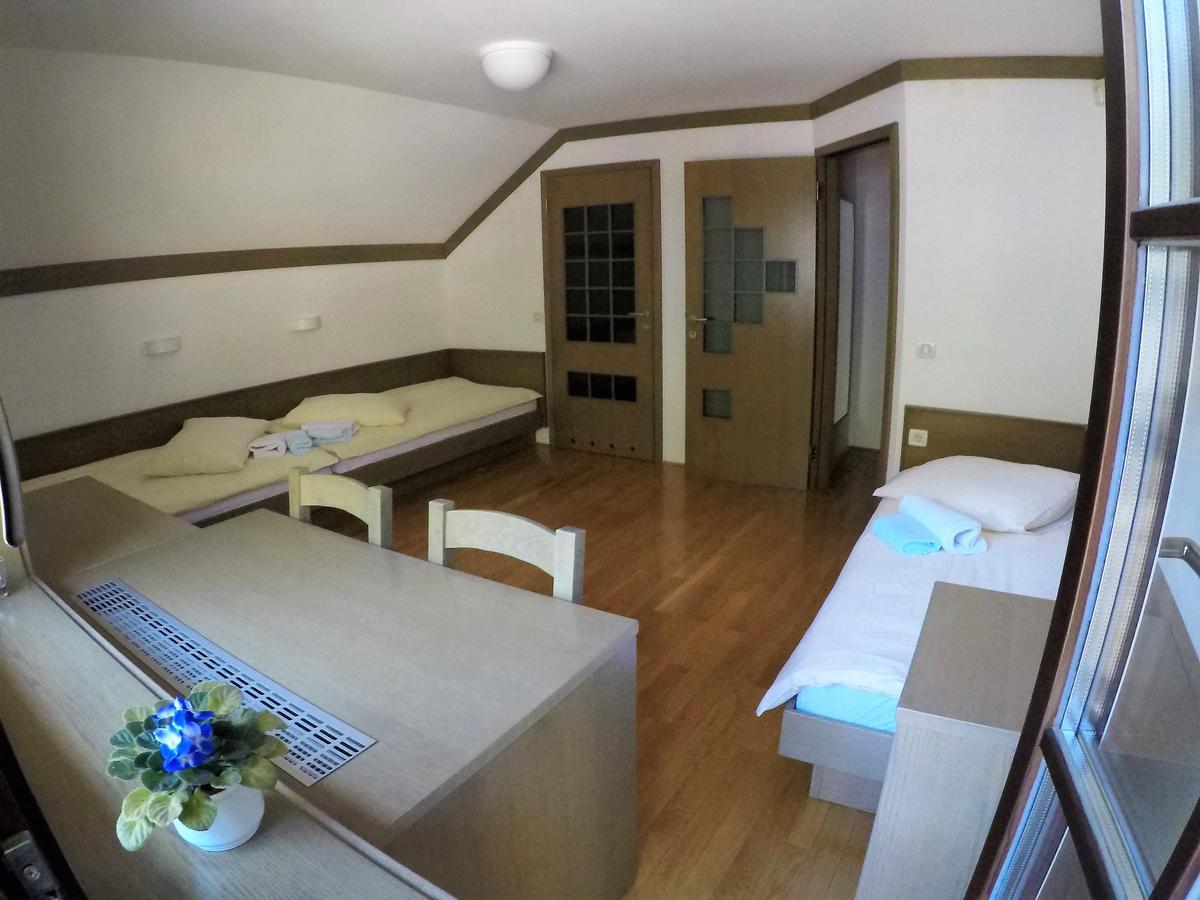 Karami Mountainhouse Bed and Breakfast Tržič Exteriör bild
